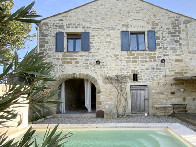 Maison de village en pierre avec terrain et piscine
