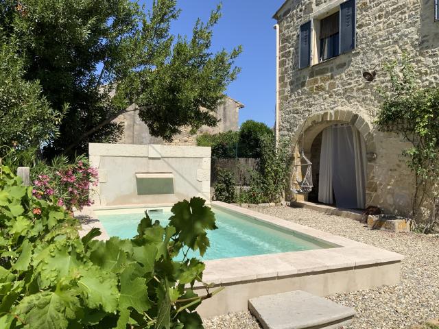 Maison de village en pierre avec terrain et piscine