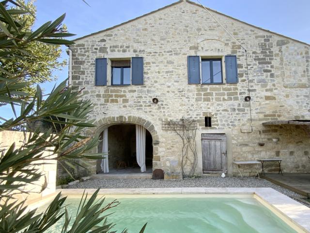 Maison de village en pierre avec terrain et piscine