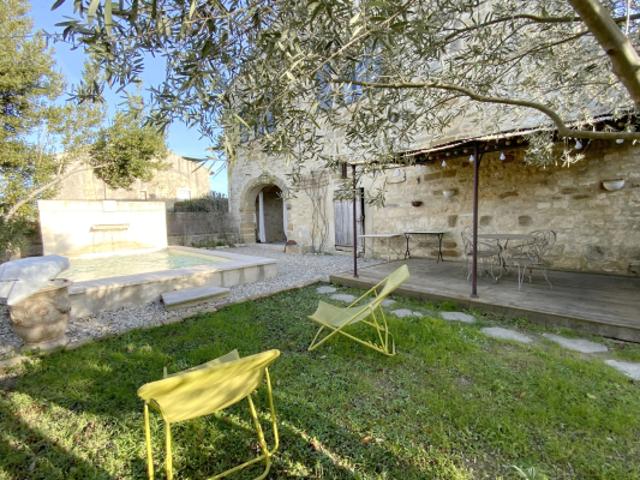 Maison de village en pierre avec terrain et piscine