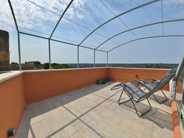 Maison de village en pierre avec terrasse tropézienne