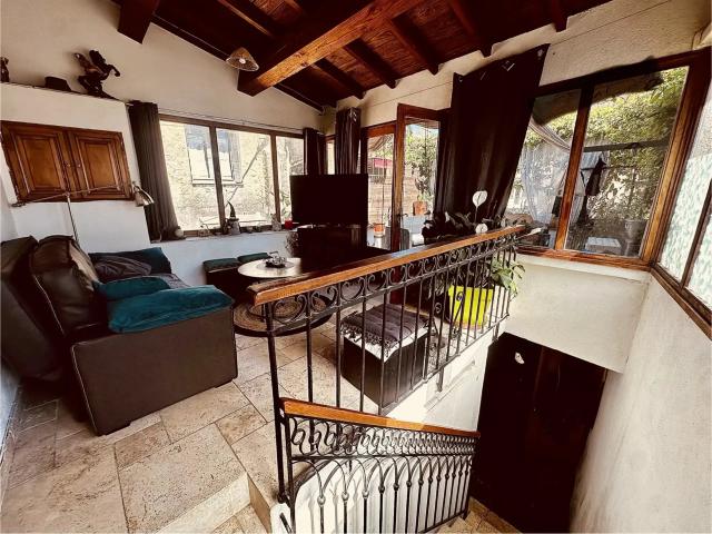 Maison de village en pierre avec terrasse et garage. 88m² Aujargues