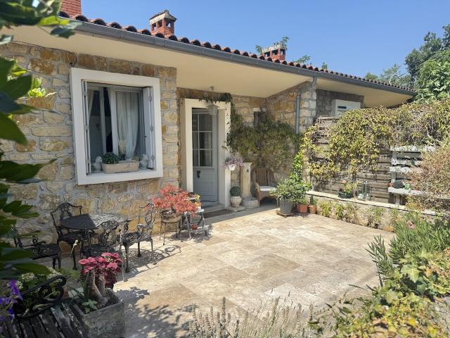 Maison de village en pierre avec terrasse, jardin et vue mag. 62m² Puy l'Evêque