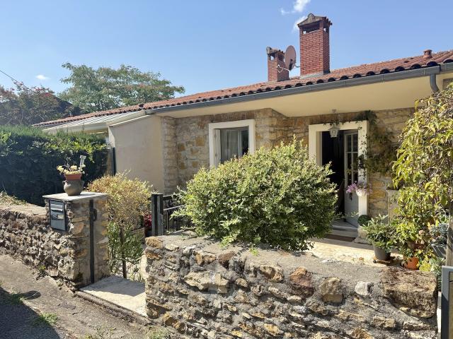 Maison de village en pierre avec terrasse, jardin et vue magnifique