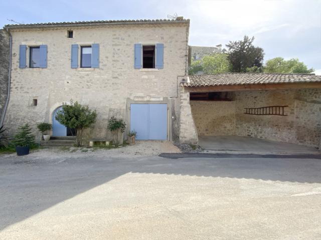 Maison de village en pierre avec cour et garage