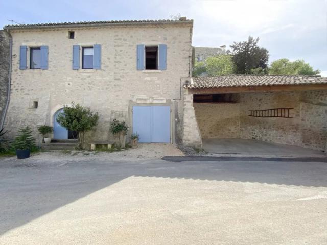 Maison de village en pierre avec cour et garage