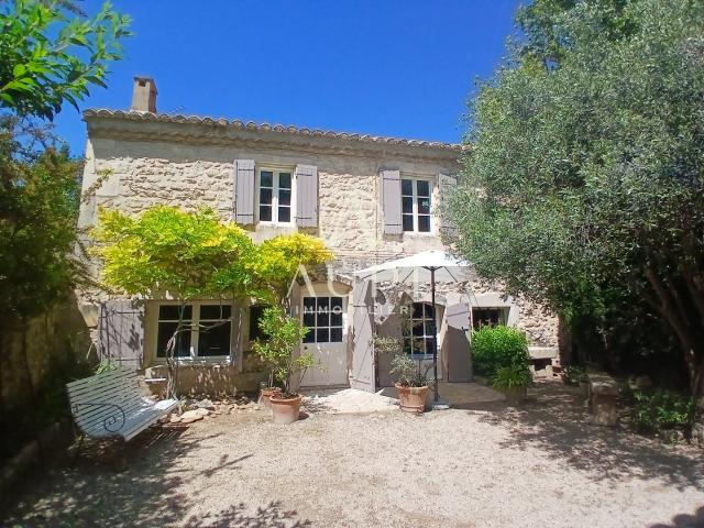 Maison de village en pierre avec cour et grange à rénover à. 160m² Paradou