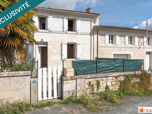 Maison de village en pierre avec cour et jardin