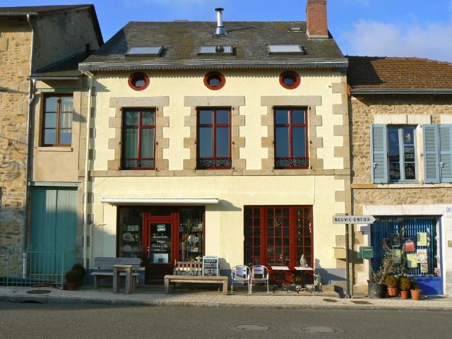 Maison de village en pierre avec cour privative bonne ambi. 205m² Châteauneuf la Forêt