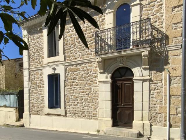 Maison de village en pierre avec cour, village avec commerce