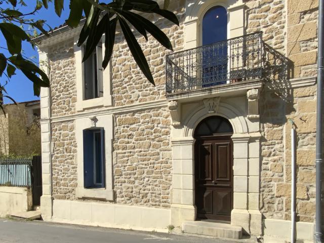 Maison de village en pierre avec cour, village avec commerces à seulement 10 minutes d'Uzès