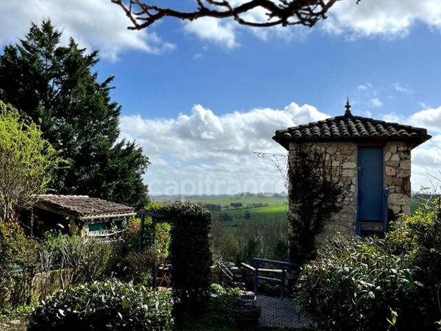 Maison de village en pierre avec gîte attenant entièrement rénovés & petit jardin proche de FLEURANCE 32