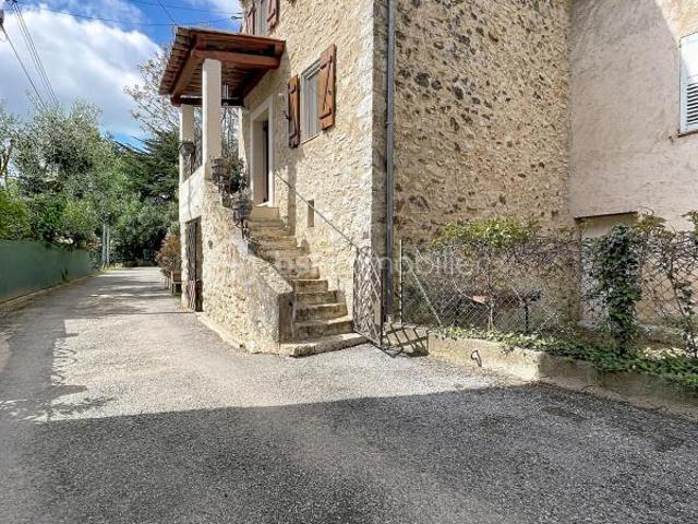 Maison de village en pierre avec grande cave