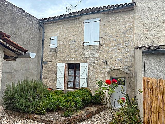 Maison de village en pierre avec jardin