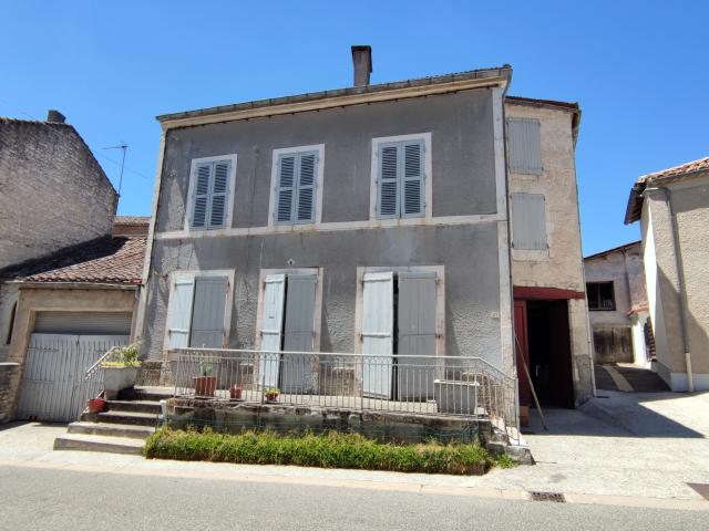 Maison de village en pierre avec jardin, garage et atelier