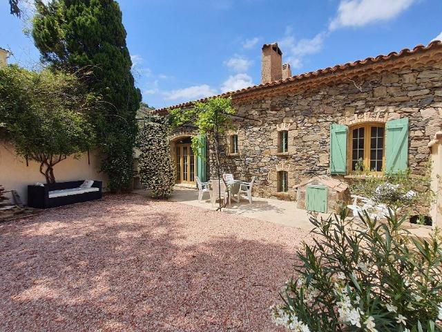 Maison de village en pierre avec jardin et garage