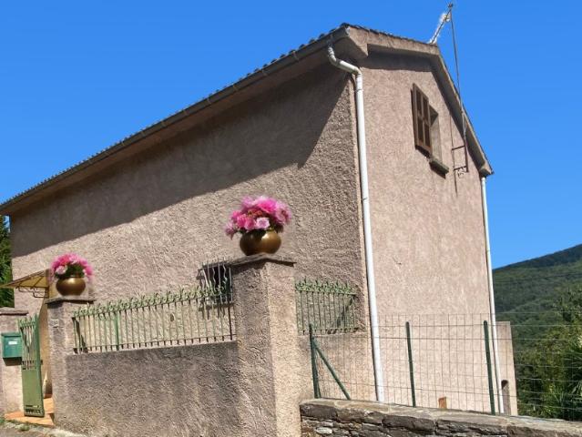 MAISON DE VILLAGE EN PIERRE DE 127 M2 AVEC GRENIER AMENAGEABLE ET JARDIN EN TERRASSE