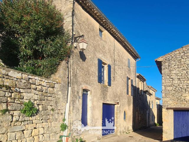 Maison de village en pierre de 130 m2 avec terrasse et cour intime à 10 min d’Uzès