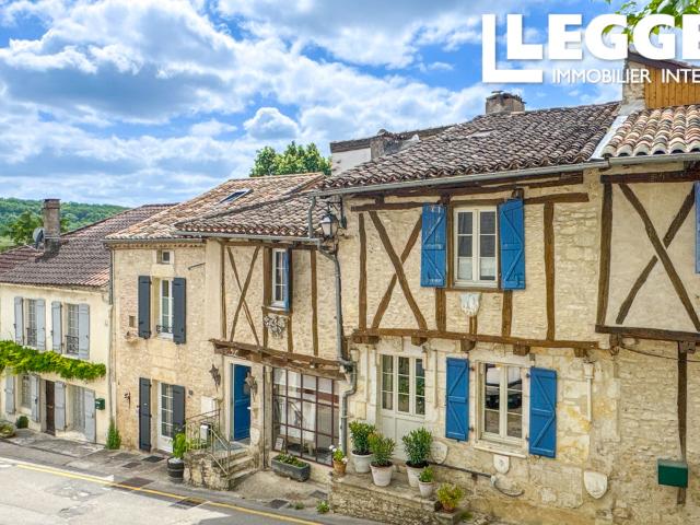 Maison de village en pierre du XVe siècle avec cour privée et grange à Montcuq