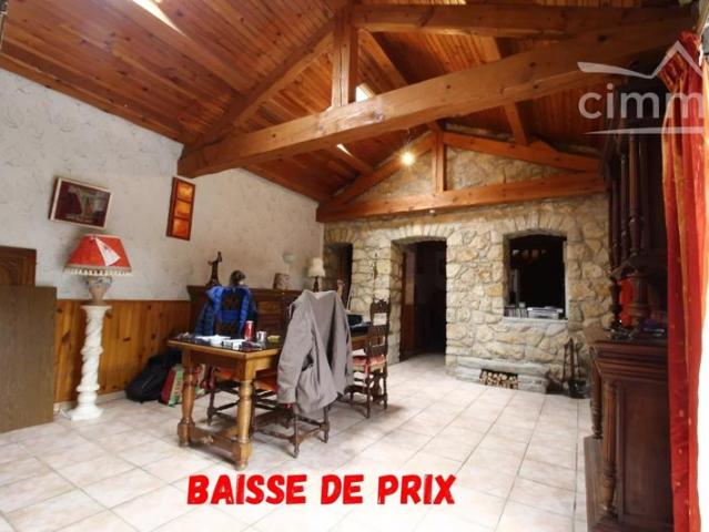 Maison de village en pierre entièrement reconstruite avec terrasse