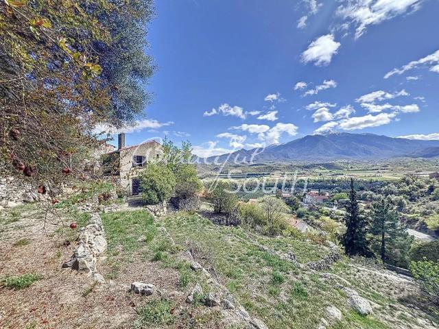 Maison De Village En Pierre Sur Grand Terrain à Eus 139m² Eus