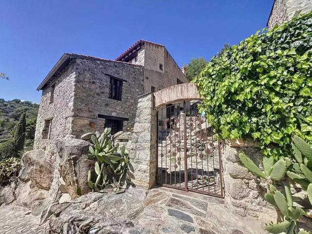 Maison De Village En Pierre Sur Grand Terrain À Eus
