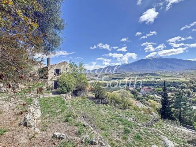 MAISON DE VILLAGE EN PIERRE SUR GRAND TERRAIN à EUS