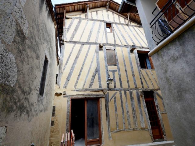 Maison de village en pierre partiellement rénovée