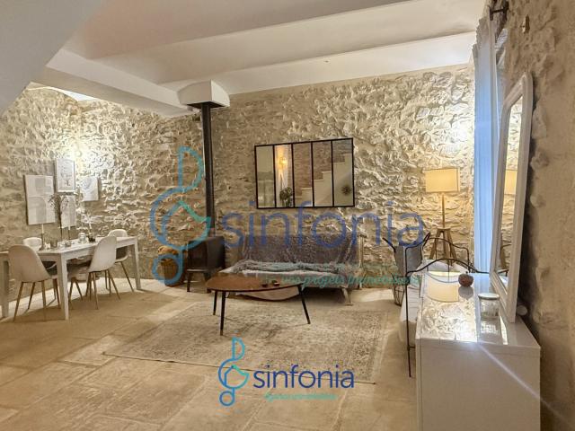 Maison de village en pierre rénovée avec charme et authentic. 104m² Belvézet