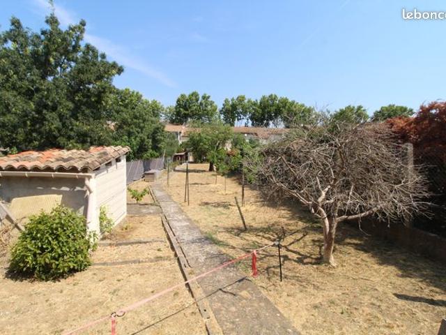 Maison de village en pierre un très beau jardin et un garage, sur une parcelle de 615 M2