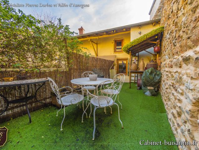 Maison de village en pierres avec terrasse et cour