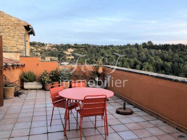 Maison de village en pierres avec terrasse et vue