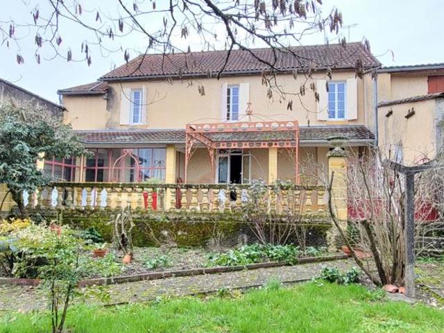 Maison de village en pierres de 240 m² plus un appartement f 4 à Villefranche De Lonchat 24610