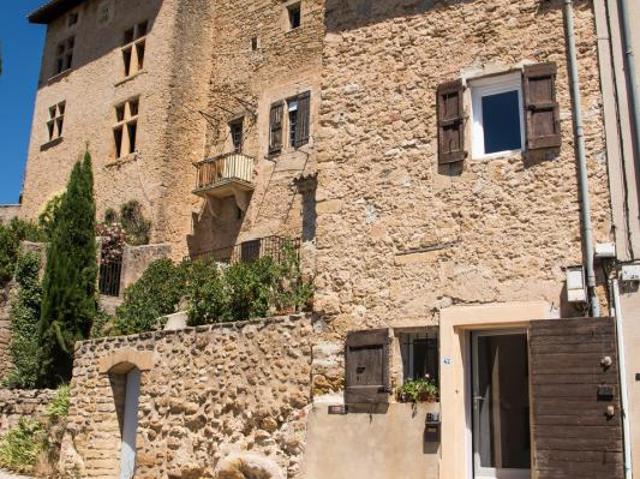 Maison de village en pierres divisée en 2 appartements prêts à louer !