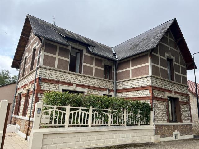 Maison de village en pierres sur cour et jardin clos 175m² Dun sur Auron
