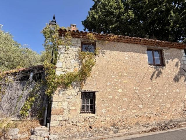 Maison de village en pierres – 90 m² avec terrasse et parking