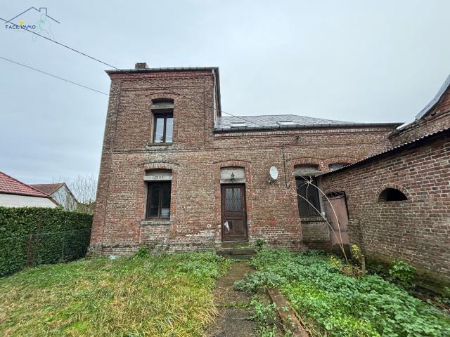 Maison de village en retrait de rue
