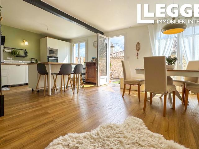 Maison de village entièrement rénovée de 5 chambres avec jardin, garage et toutes commodités à pied à Montcuq
