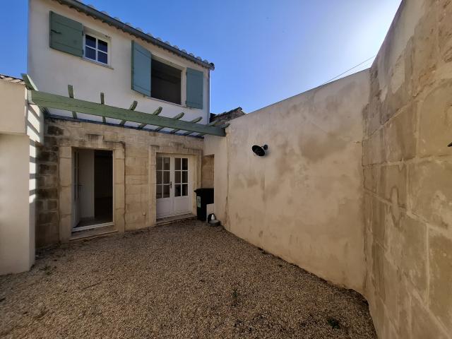 Maison de village état neuf avec cour et grande terrasse