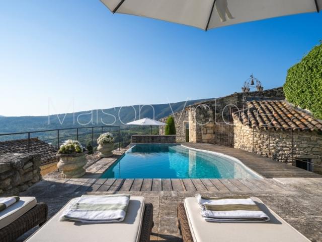 Maison de village historique avec piscine et vues d'exception