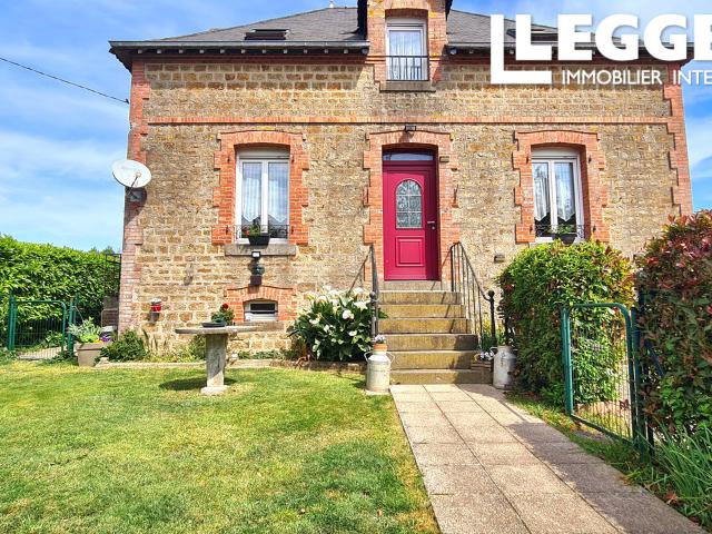 Maison de village individuelle de 3 chambres avec bel espace de vie et jardin spacieux