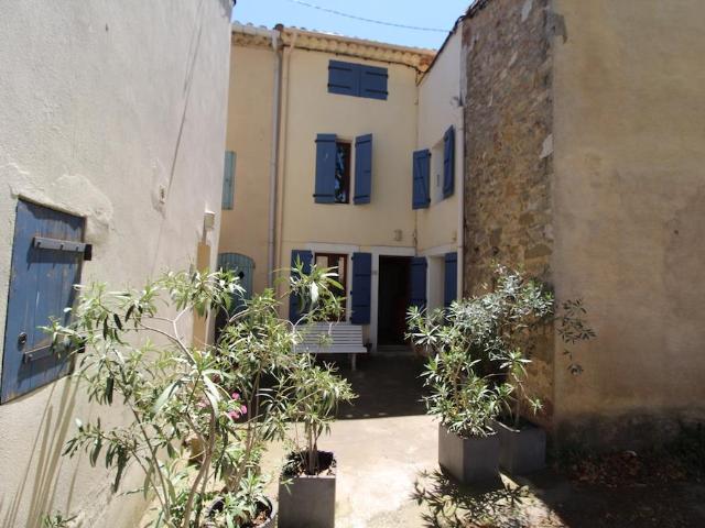 Maison de village joliment rénovée avec terrasse et gîte sép. 0m² Lagrasse