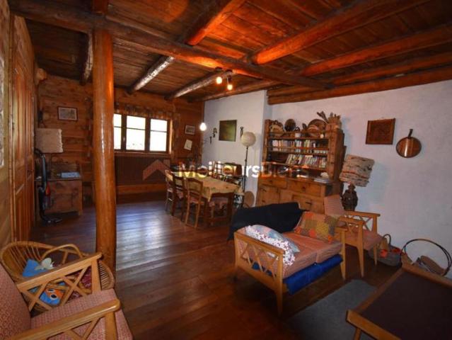 Maison de village, mitoyenne, à Névache, 140 m², 4 chambres, petit jardin, cave voûtée et cheminée