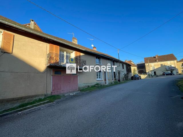 Maison de village mitoyenne proche Sellières