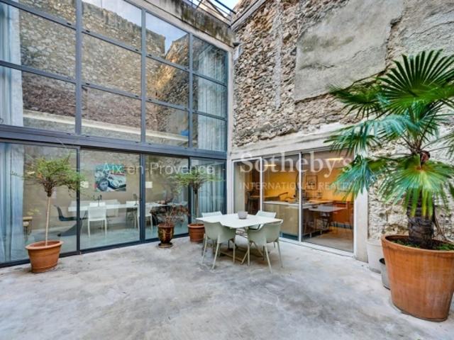 MAISON DE VILLAGE PISCINE JARDIN