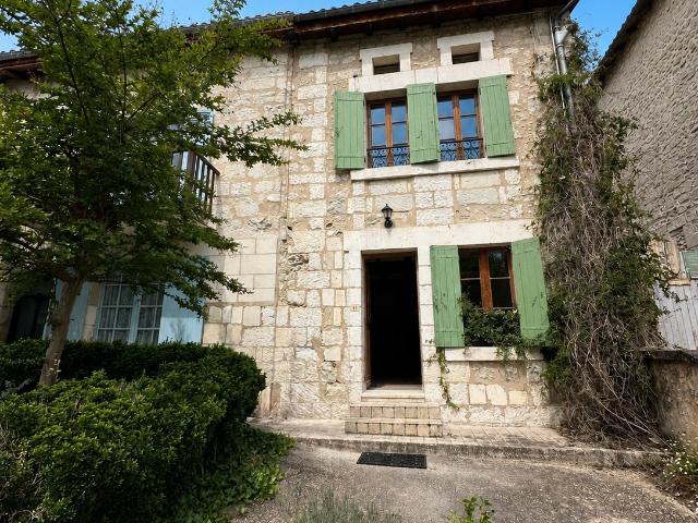 MAISON DE VILLAGE, PROCHE COMMERCES