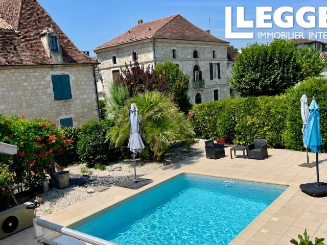 Maison de village prestigieuse avec piscine, jardin cour et maison d'amis