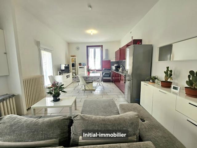 Maison de village rénovée avec 4 chambres, garage et extérieur clos