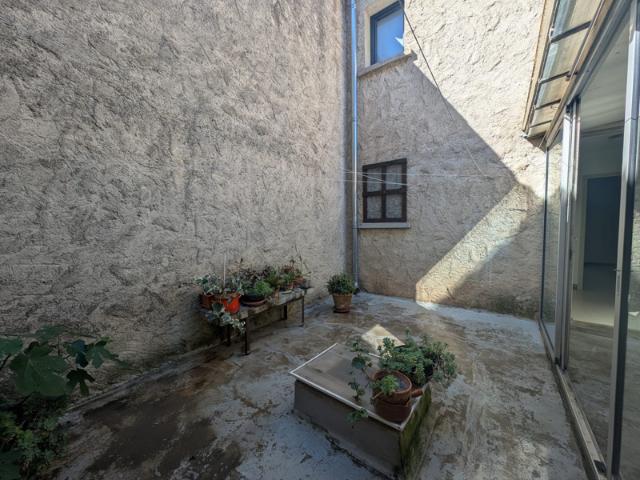 Maison de village rénovée avec grand garage et terrasse