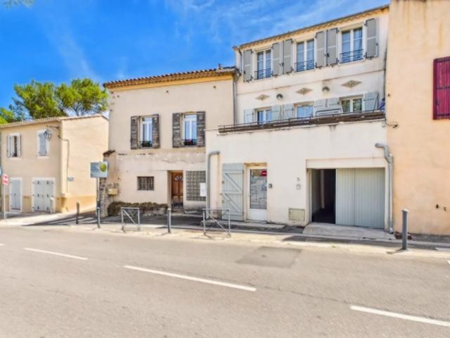 Maison de village rénovée avec terrasse. garage et studio indépendant
